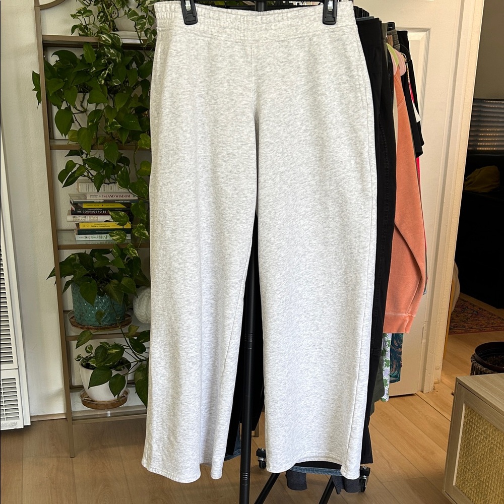 Hollister Wide Leg Sweats. Size Medium Long. 33” inseam. Front Pockets.